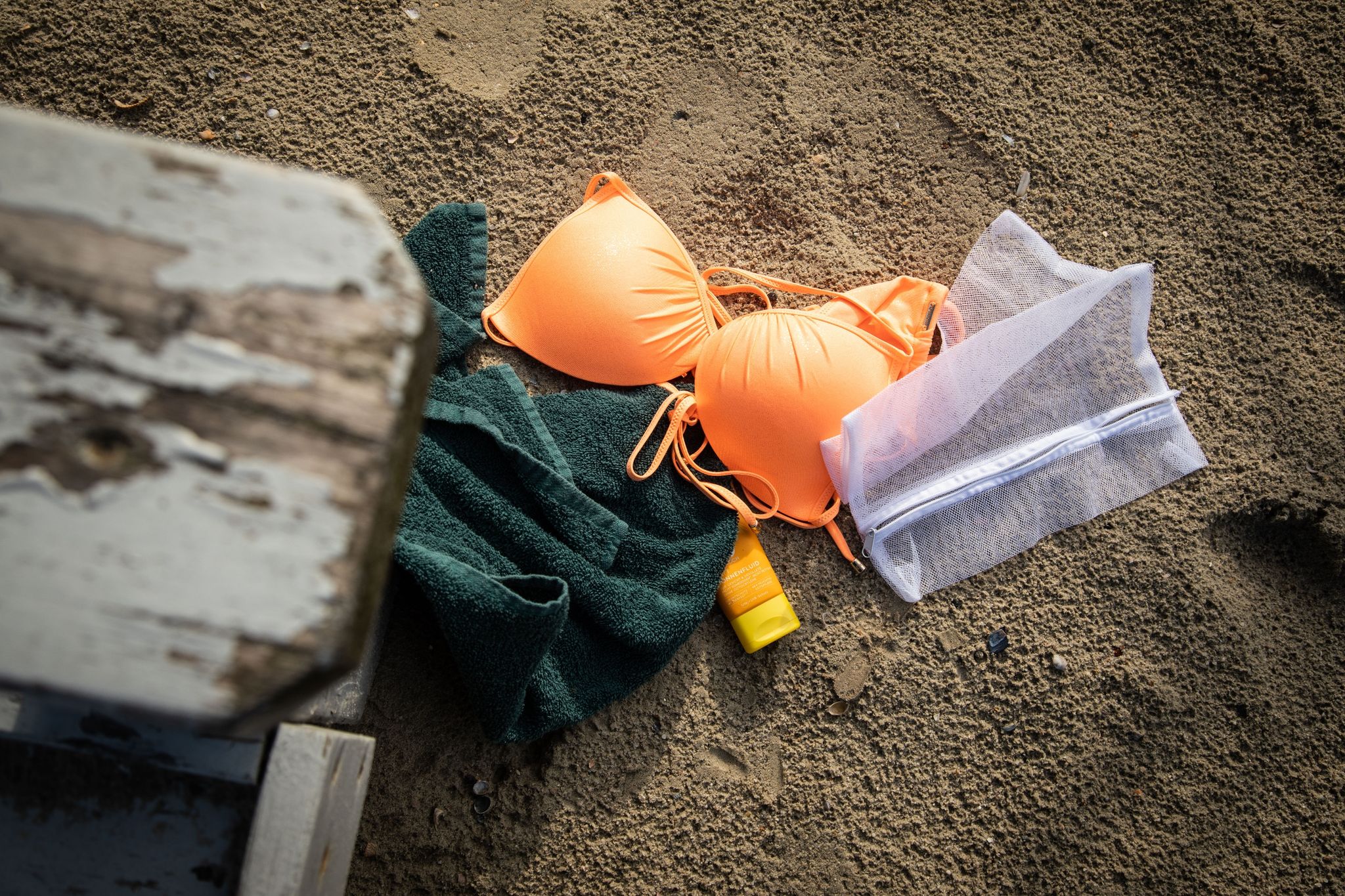 Strand-Hack: Mit dem Wäschenetz gegen Sand auf Badesachen