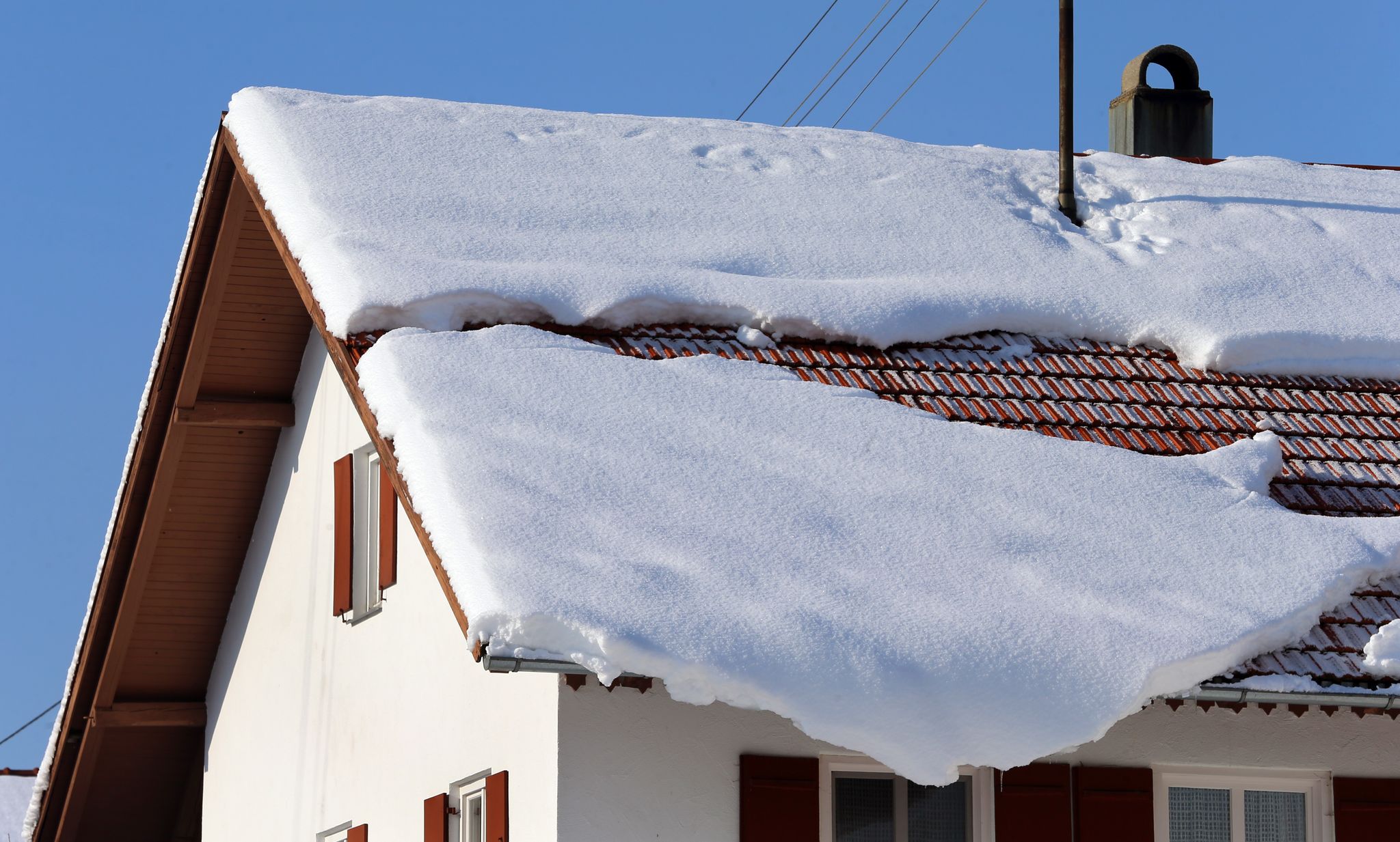 Schnee und Eis auf dem Dach – was tun?