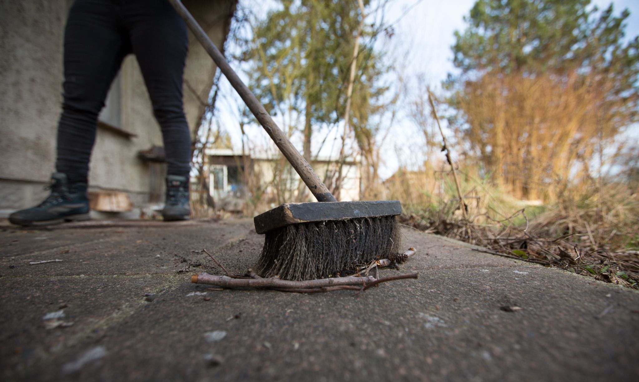 Frühjahrsputz ums Haus: Vorsicht vor fragwürdigen Anbietern