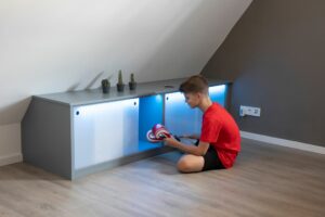 Passgenau für die Dachschräge: Kommode mit Beleuchtung bauen