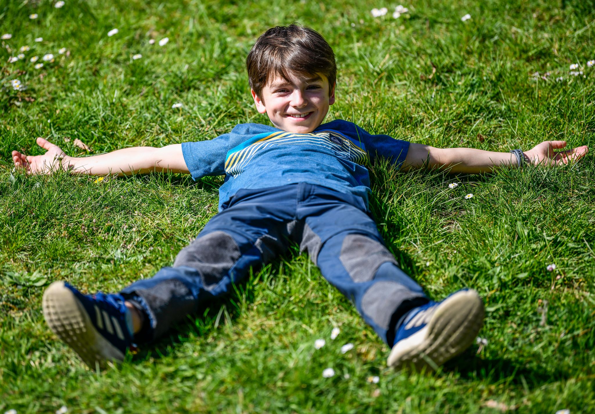 Farbe, Kleber, Gras: Tipps gegen Flecken in Kinderkleidung