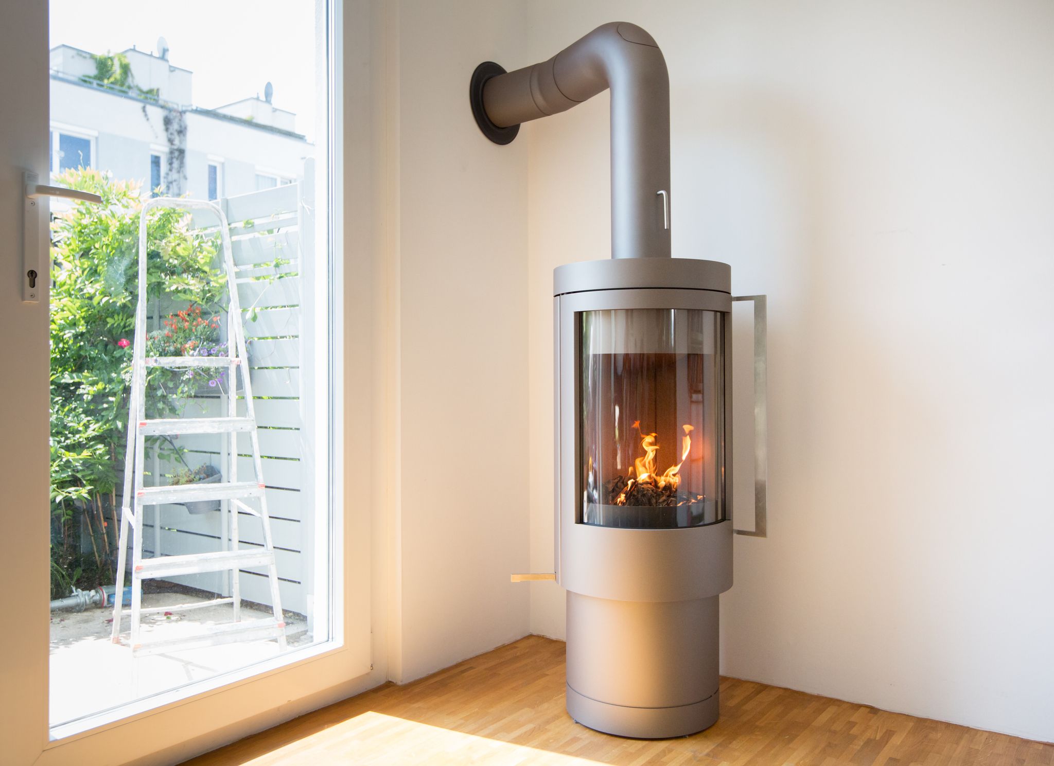Haus mit Ofen heizen – was bringt eine Abbrandsteuerung?