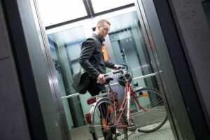 Stolpern oder steckenbleiben: So fahren Sie sicher Aufzug