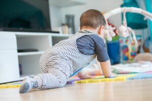 Schadstoffe im Hausstaub: Wie Eltern ihre Kinder schützen