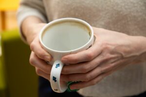 Teeränder aus Tasse entfernen: So geht’s