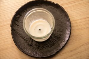 Kerzenwachs aus Glas entfernen: So geht’s