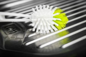 Schwamm oder Bürste? So spülen Sie sicher sauber