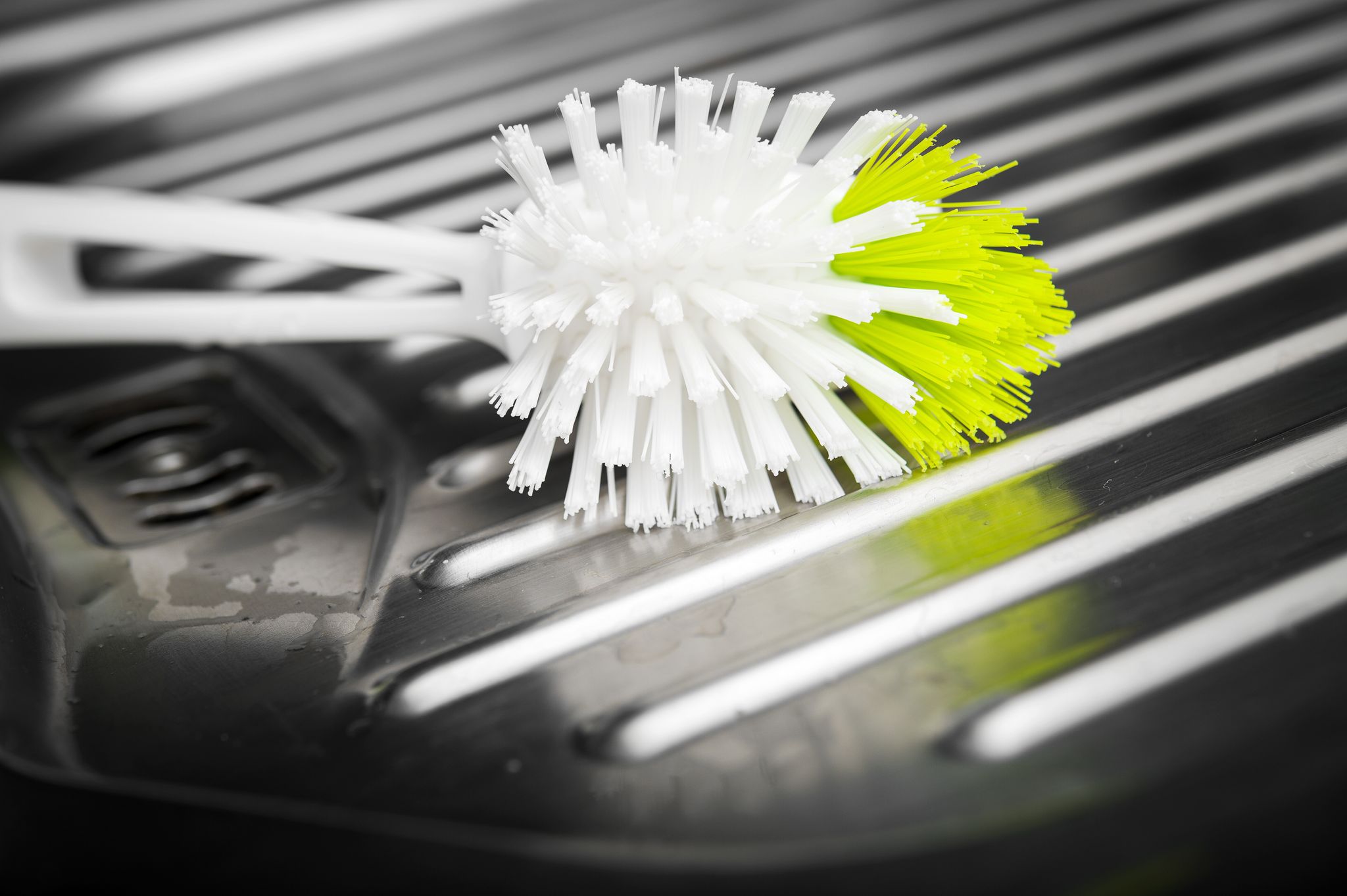 Schwamm oder Bürste? So spülen Sie sicher sauber