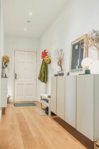 Möbel für den Flur: Tipps für enge Räume und mehr Stauraum