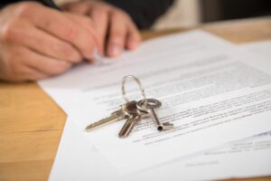 Mieter verstorben: Wann geht Vertrag auf Hinterbliebene über