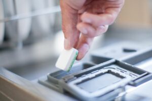 Tabs oder Pulver? Beim Geschirrspülen an die Umwelt denken