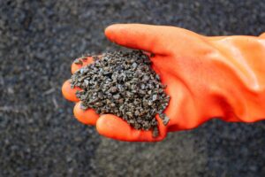 Salz, Sand oder Sägespäne? Umweltfreundlich bei Eis streuen