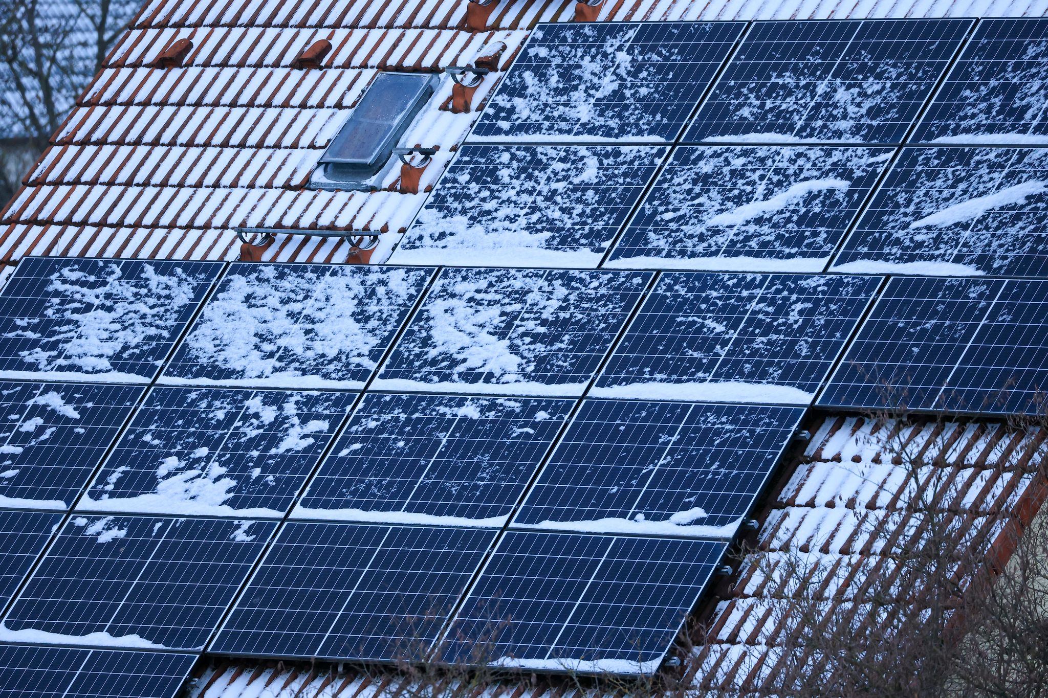 Im Winter: Soll ich den Schnee von der Solaranlage räumen?