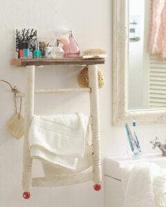 DIY-Projekt: So wird der Küchenstuhl zum Badregal